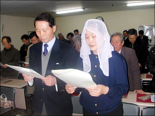 먼저 떠나보낸 아들을 추모하는 김척 씨(고 김훈 중위 부친)와 신선범 씨(고 김훈 중위 모친). 